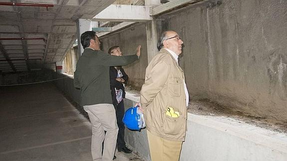 Miembros de la comisión técnica que visitó el año pasado las instalaciones del parking Conquistadores.