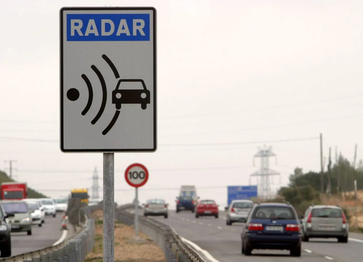 Uno de los carteles que avisan de la presencia de control de velocidad por radar.