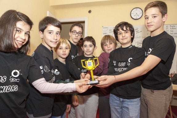 Los jóvenes integrantes del equipo 'Los Solfamidas' que lograron un premio recientemente en la First Lego League. :: jorge rey