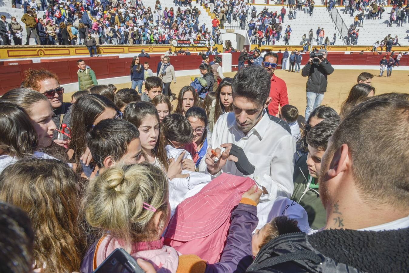 Alejandro Talavante firma autógrafos a los niños que se acercaron a la plaza de toros de Olivenza