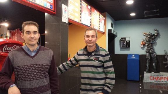 Juan y Matías Villegas gestionan los cines Victoria. :: G. Casares
