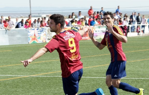 Willy celebra uno de sus dos goles y ya es el 'pichichi'. :: @ext_ud