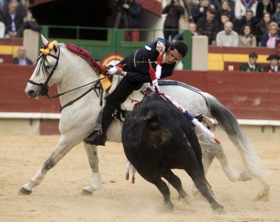 El rejoneador Leonardo Hernández durante la corrida celebrada ayer en Castellón. :: efe