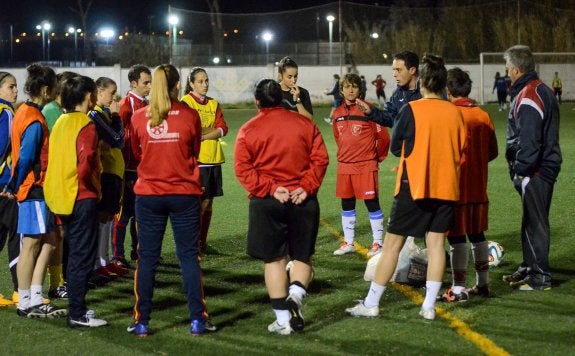 Enrique Antón se dirige a sus jugadoras durante un entrenamiento en La Granadilla. 