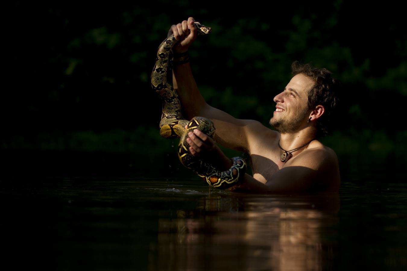 'Jaime Culebras' agarrando una boa constrictor enel Parque Nacional Yasuní 