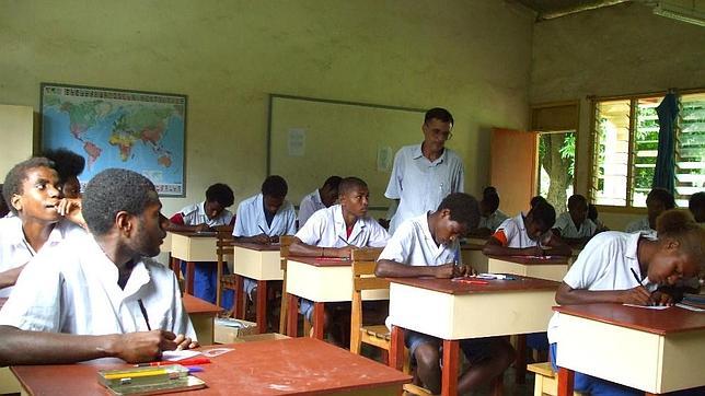 El misionero Antonio López García-Nieto en una escuela de Vanuatu, en Oceanía