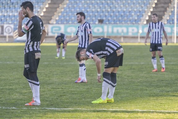 Rodolfo, Suso, Rooney y Carlos Arias durante el partido del Badajoz ante el Coria. :: j. v. arnelas