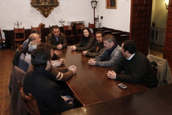 Un momento de la reunión mantenida ayer en el Ayuntamiento de Plasencia. :: Andy solé