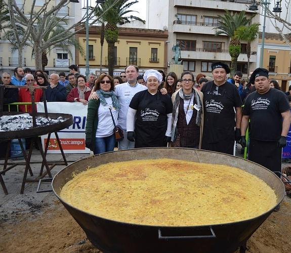 La tortilla de patatas  gigante cocinada en Villanueva. :: F.H.