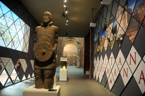 Pieza en la nave central del Museo Nacional de Arte Romano de Mérida que da la bienvenida al visitante a la exposición. :: brígido