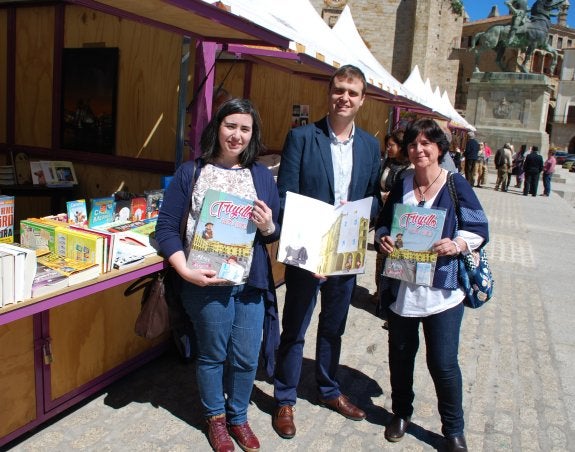 Conrado Gómez, junto a María Polán y Pilar Galán. :: SP