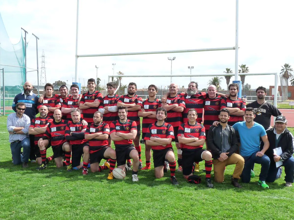 Plantilla del equipo senior del Rubgby Badajoz que se ha procalamado campeón de la Liga Autonómica. :: 