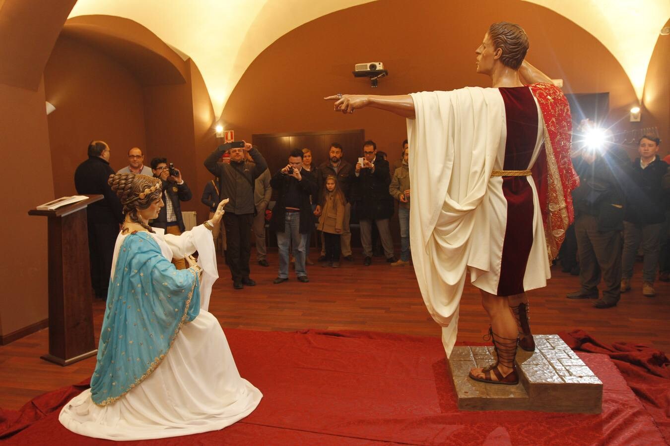 Pilato con su esposa, Claudia Prócula, cuya imagen fue presentada el pasado día 24 por la cofradía de Jesús de la Salud. :: ARMANDO MÉNDEZ