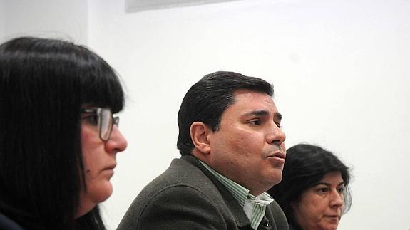 El secreatario general de UGT Extremadura, Francisco Capilla, entre dos compañeras
