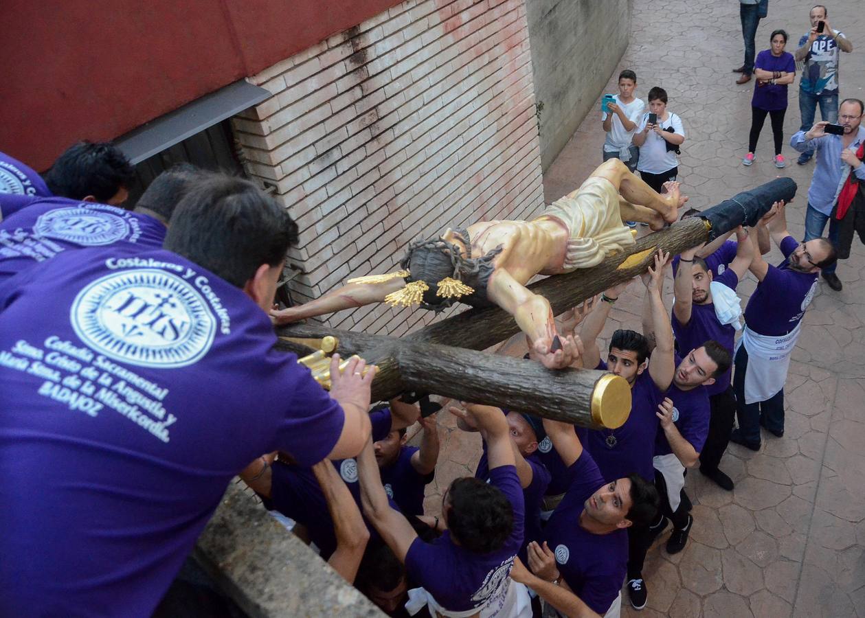 El Cristo de San Fernando tuvo que ser sacado por la terraza de la iglesia. :: CASIMIRO MORENO