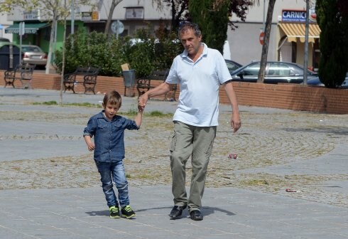 Adán posa en un parque junto a su padre, Julio Fariña. :: c. moreno