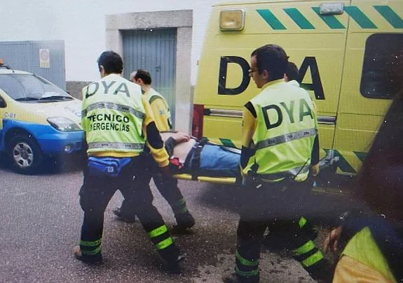 Voluntarios de DYA trasladan al hombre herido:. LORENZO CORDERO