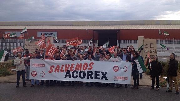 COncentración a las puertas de la sede de Acorex en Mérida