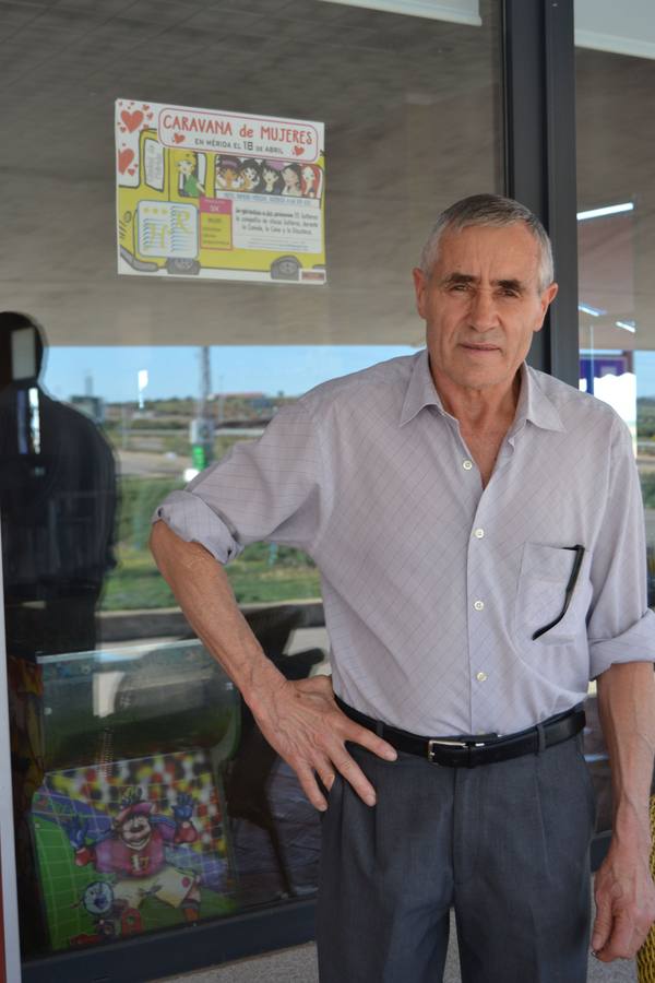 José Romero, director del Hotel Romero de Mérida, delante del cartel anunciador de la caravana