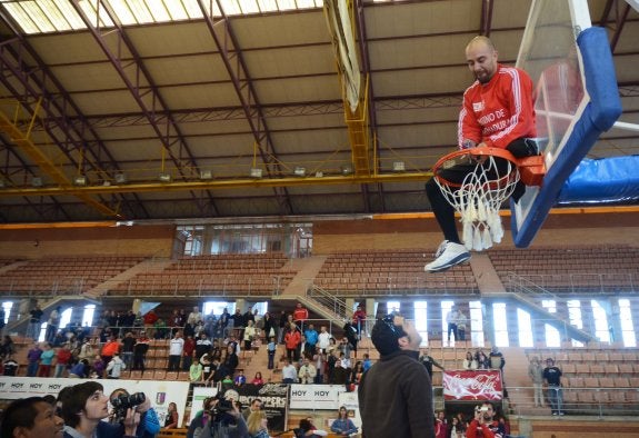 A Luis Blancas le encantó encaramarse al aro de La Granadilla para cortar la red tras la consecución de la Eurocopa de 2013. :: hoy