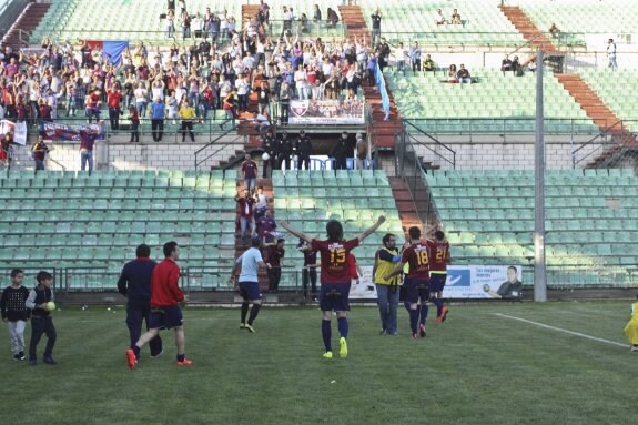 Saavedra, Lolo Guerrero, Chechu e Ismael Barragán celebran con su afición, al final del partido, la victoria del Extremadura en el estadio Romano. :: J. M. ROMERO