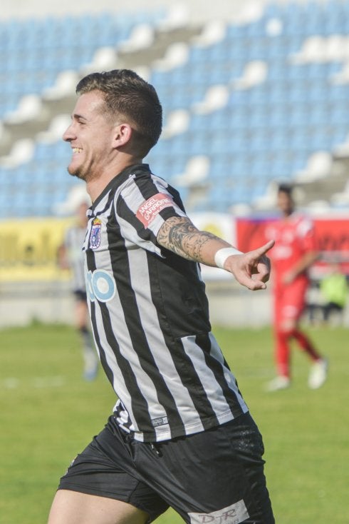 Abraham Pozo celebra su primer gol de los dos que marcó ante el Castuera. :: josé vicente arnelas