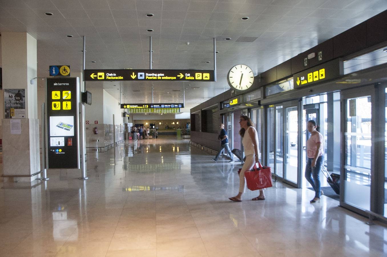 El aeropuerto regional cierra marzo con un 17,3% menos de viajeros