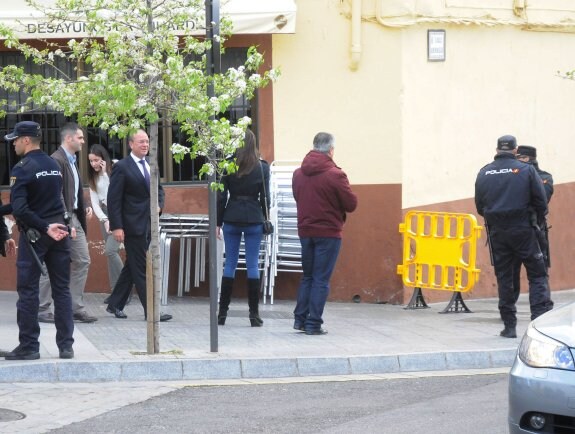 José Antonio Monago es escoltado por la Policía en Mérida. :: brígido