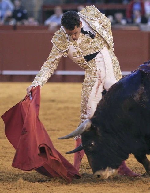 Pepe Moral da un pase con la muleta a su segundo toro. :: efe