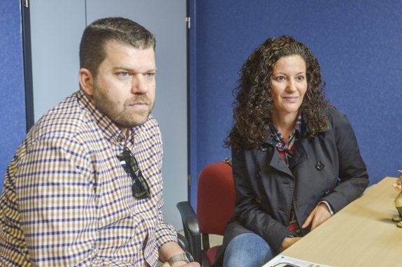 Enrique y Manuela en la consulta del Cerha esta semana. :: J. V. A.