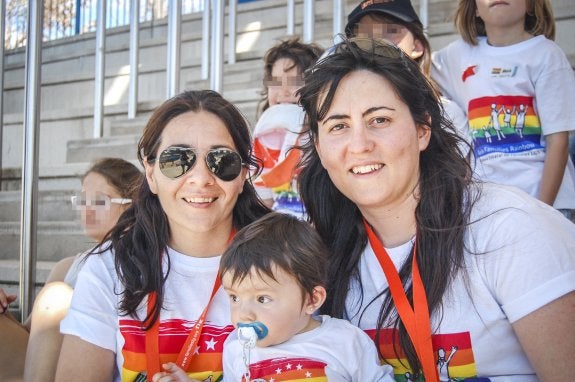 Noelia y Silvia con su hija Julia, que en junio cumple 2 años. :: HOY