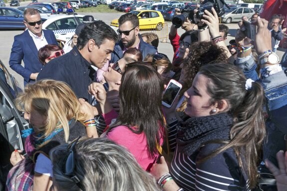 Pedro Sánchez a su llegada a la plaza de toros de Casar de Cáceres. ::JORGE REY