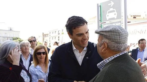 El secretario general del PSOE, Pedro Sánchez, saluda a un vecino a su llegada esta mañana a la Estación de Ferrocarriles de Badajoz