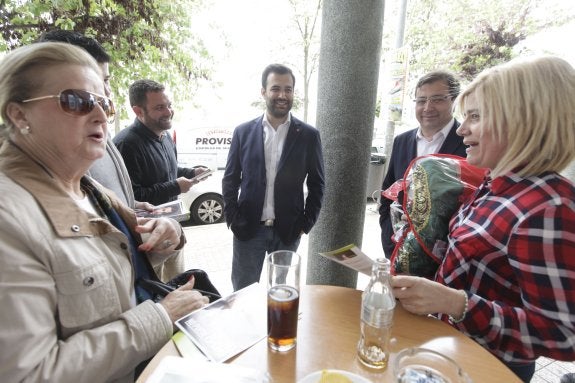 Fernández Vara y Luis Salaya en su recorrido por el barrio del Nuevo Cáceres, ayer por la mañana. :: L. c.