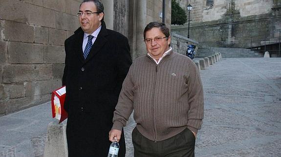 Imagen de archivo del constructor José Antonio Romero Vega (a la derecha), llegando junto a su abogado a los juzgados para declarar sobre la investigación judicial por las supuestas irregularidades cometidas en las adjudicaciones de varias obras