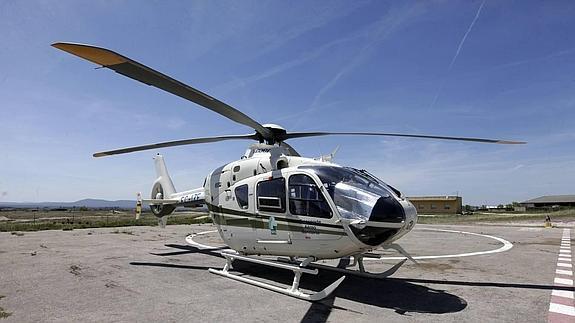 Helicóptero del 112, ayer en la base de Malpartida de Cáceres.
