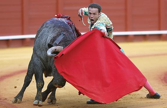 El diestro Antonio Ferrera en la faena con la muleta a su segundo toro, lo mejor de la feria. :: efe