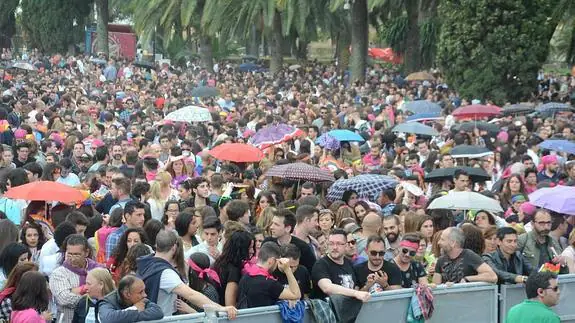 Miles de personas en la explanada de La Alcazaba