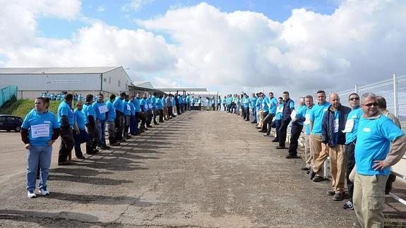 Los trabajadores de Acorex forman una cadena humana