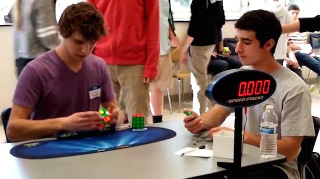 Un joven rompe el récord mundial de cubo de Rubik