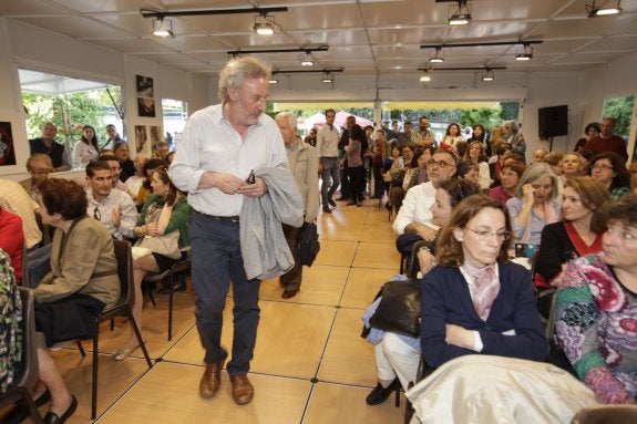 Julio Llamazares llega a la carpa de presentaciones de la Feria del Libro en Cánovas. :: lorenzo cordero