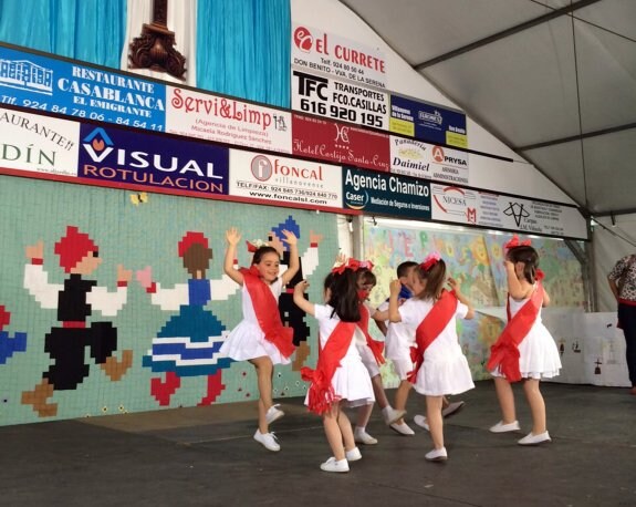 Niñas bailando ayer las 'mayas' en el festival. :: f. h.Carpa de la Hermandad de las Fiestas de la Santa Cruz. :: f. h.