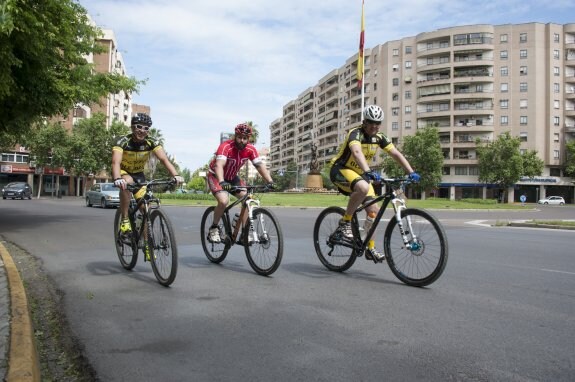Un grupo de ciclistas circula por la avenida Sinforiano Madroñero de Valdepasillas. :: pakopí