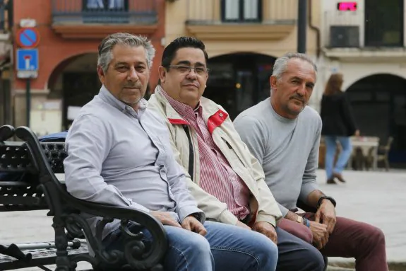 Miguel Ángel de la Calle, Juan Antonio González y José Ángel Vázquez Ayala, bomberos y números 1, 5 y 2 de SIEX en Plasencia. :: andy solé