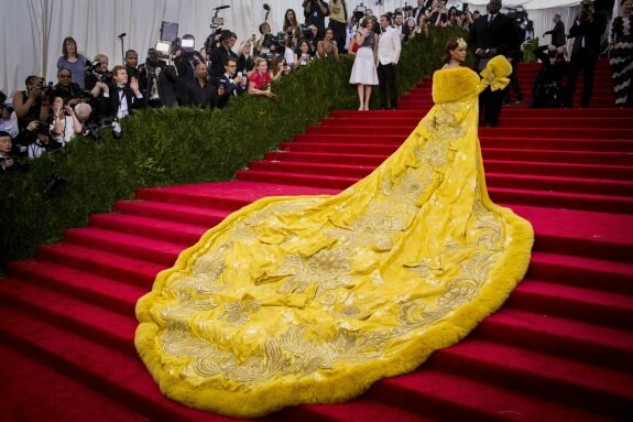 Rihanna, que actuó en la gala, a su llegada al Museo Metropolitano con su vestido de Guo Pei, hecho a mano durante dos años. :: reuters