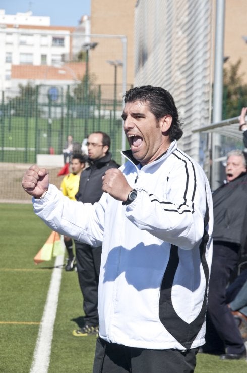 Juan García durante un partido al frente de la UD Badajoz. :: pakopí