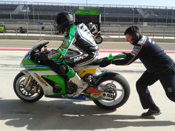 Barragán pone en marcha la Kawasaki en una de las carreras del Mundial de Superbikes 2015. :: hoy