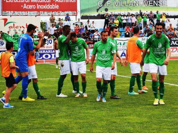 Un grupo de jugadores del Villanovense celebra una reciente victoria sobre el césped de Romero Cuerda. :: R. M.