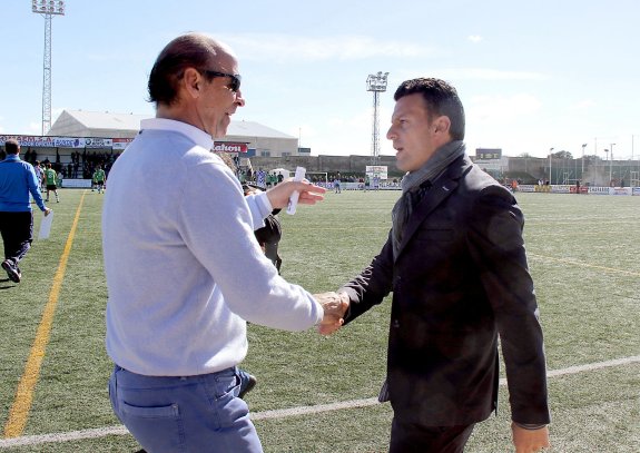 Ángel Marcos y Pato se saludan en un derbi en el Municipal de Arroyo. :: HOY