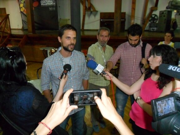 El candidato regional de Podemos atiende a los medios locales antes del mitin. :: j. l. g. 